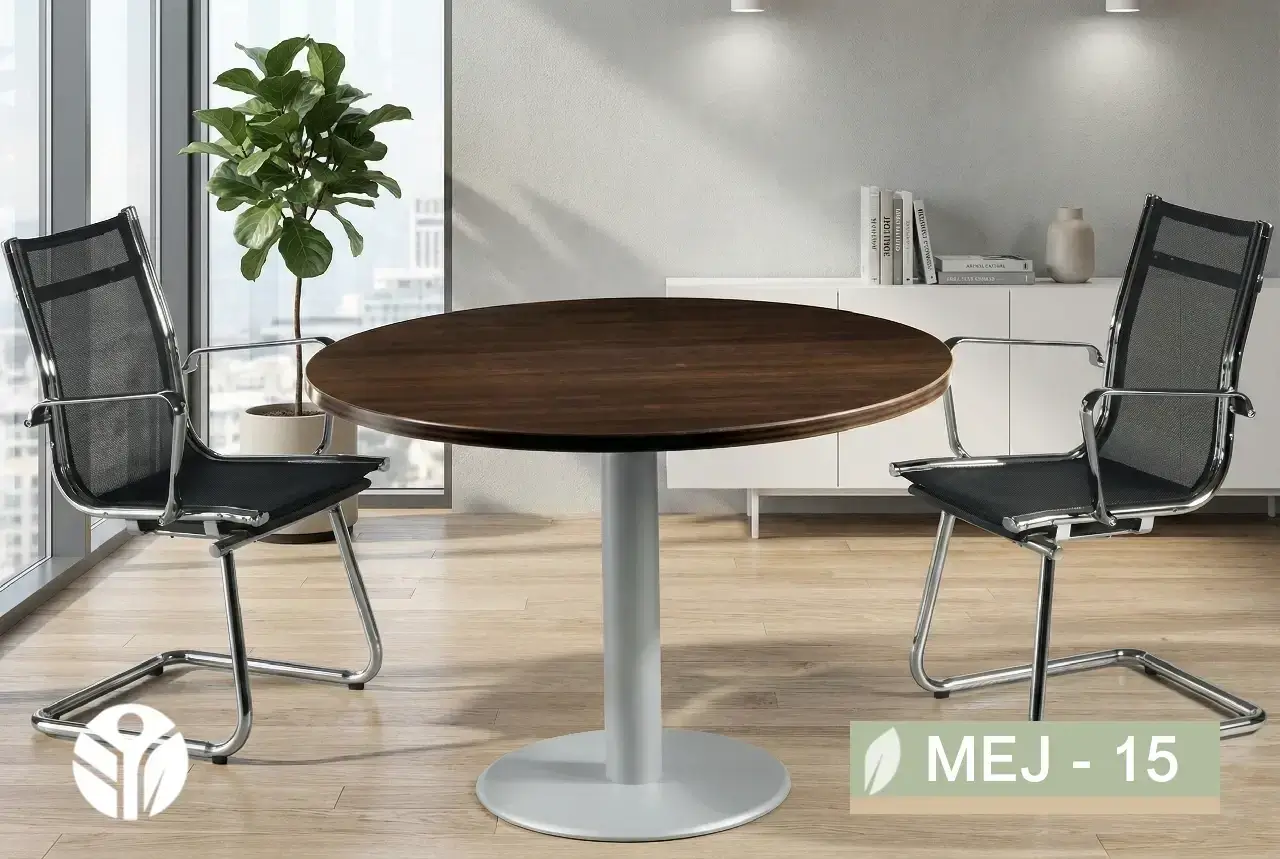 Mesa de reunión redonda de madera oscura con base pedestal gris en oficina, Costa Rica