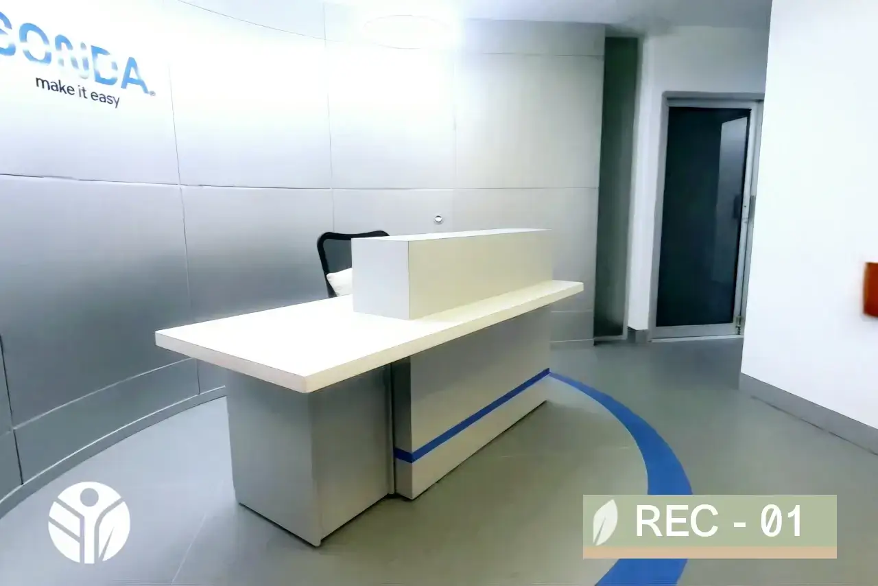 Mostrador de recepción moderno en cuarzo blanco con sobre elevado y detalle azul, fabricado a medida en Costa Rica.