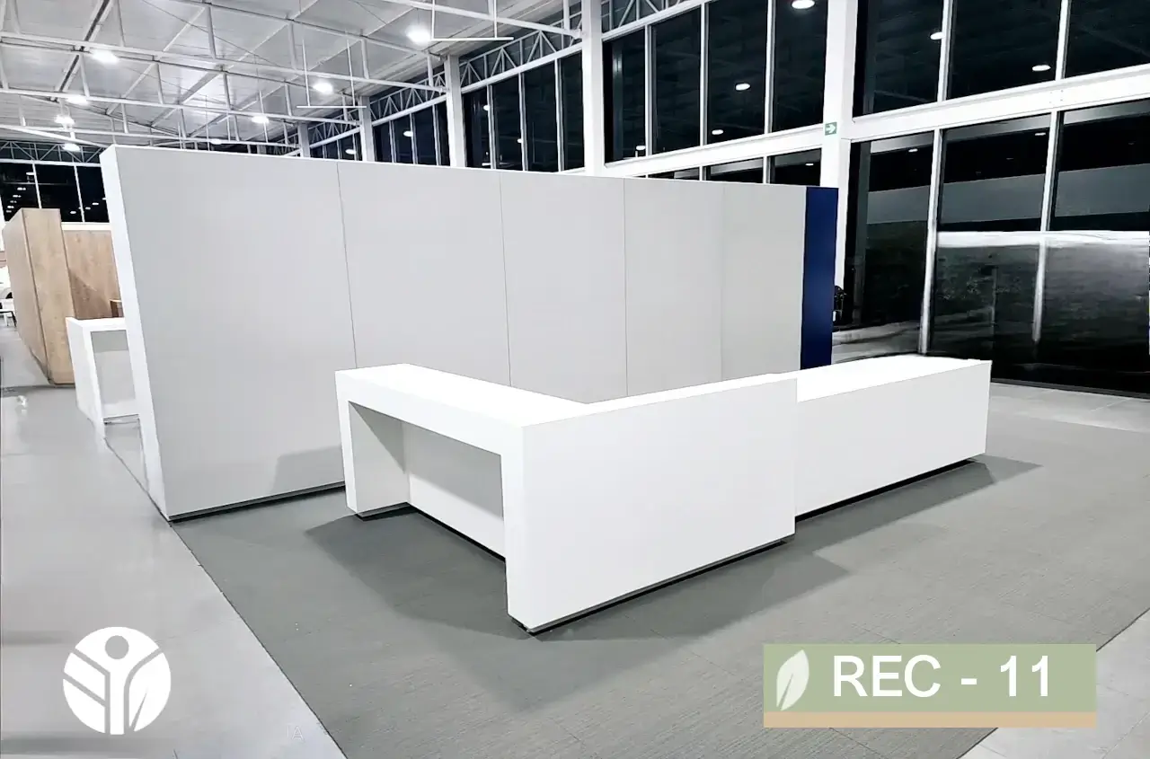 Mostrador de recepción REC-11 blanco con volumen angular, mobiliario corporativo Costa Rica