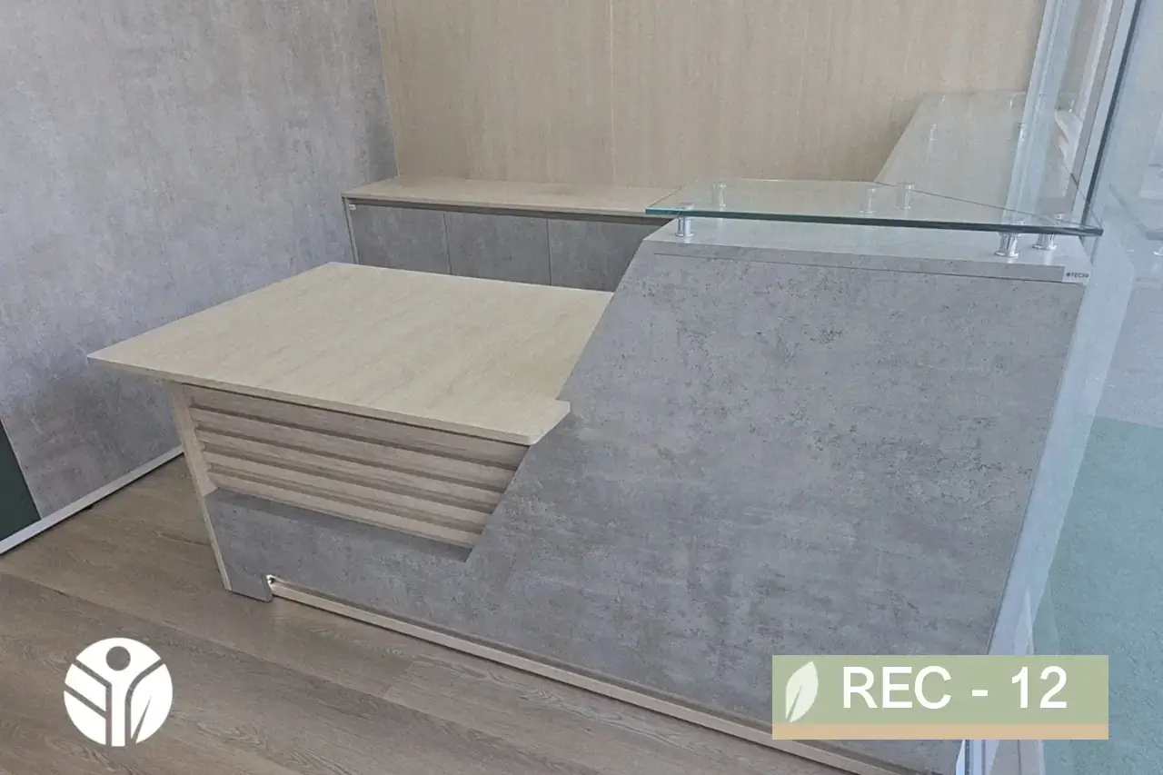 Mostrador de recepción a medida gris y madera con cubierta de vidrio, Tecni Costa Rica