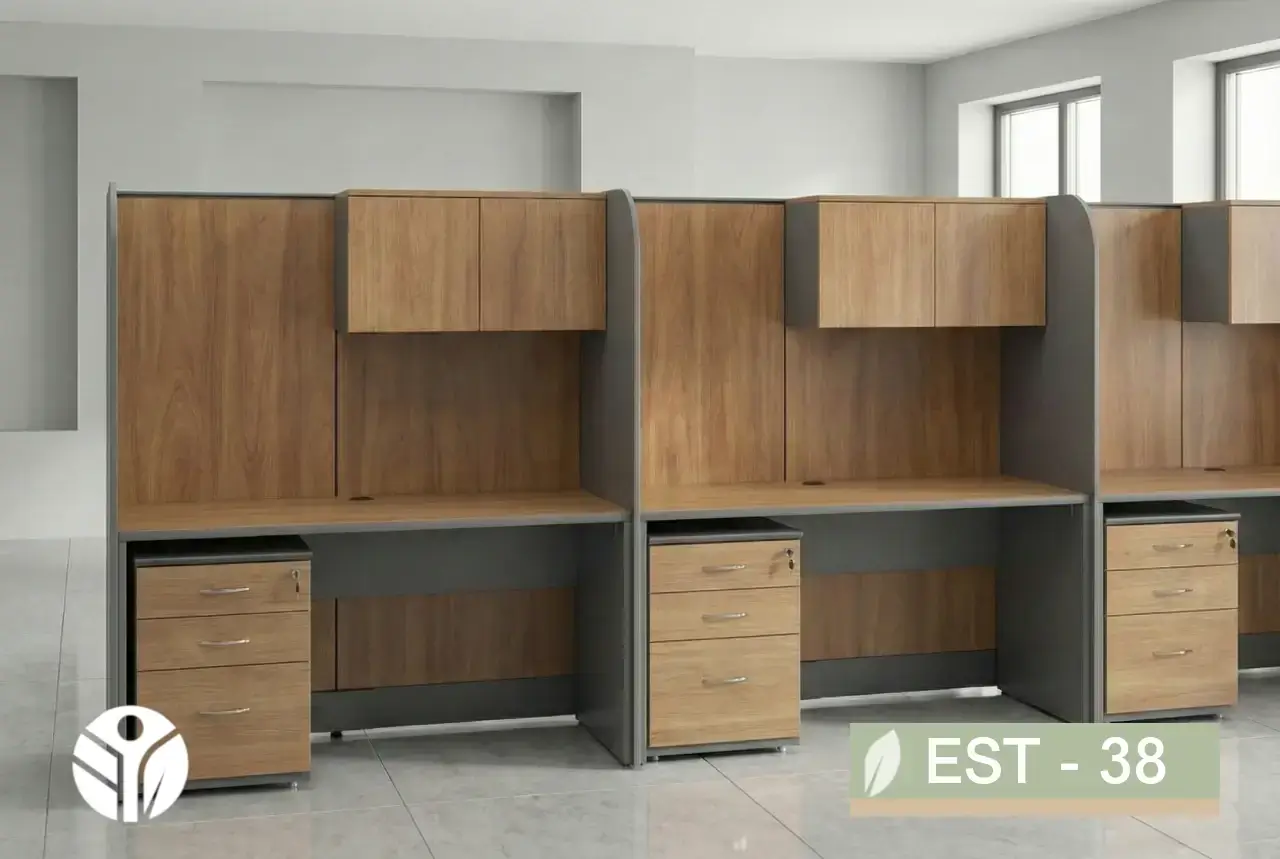 Cubículos altos de oficina en gris y madera con gabinetes aéreos y pasacables, Tecni Costa Rica