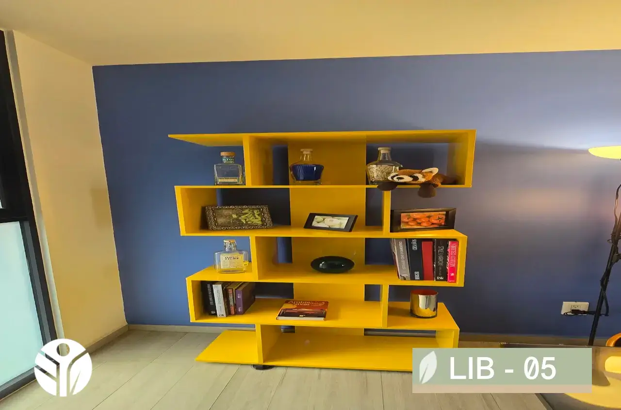 Librero ARISTA amarillo, diseño modular asimétrrico con repisas abiertas en sala moderna