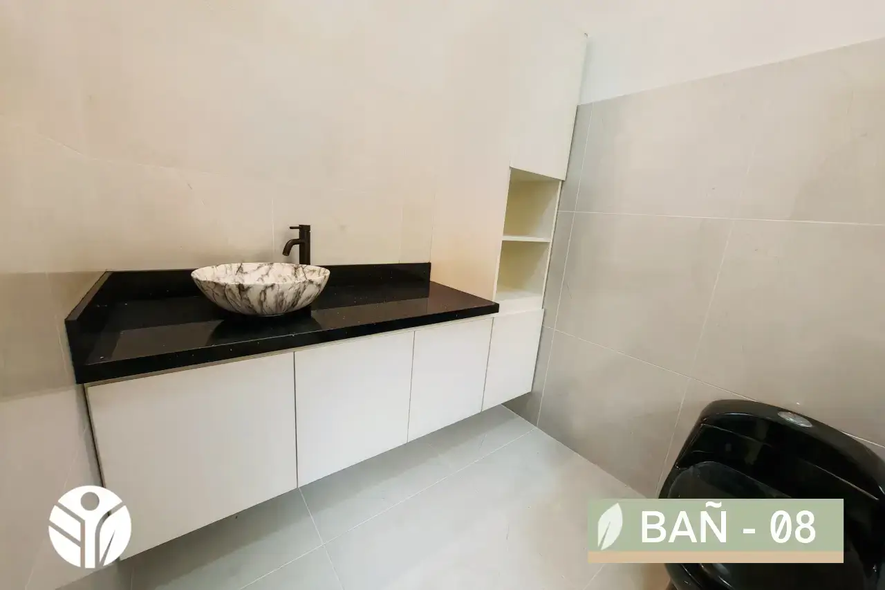 Mueble de baño Marengo en melamina blanca con sobre de cuarzo y lavamanos de mármol, 120 cm, con torre lateral de estantes – Tecni Costa Rica