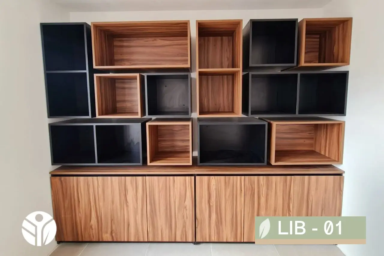Biblioteca Modular LIB-01 en diseño de cubos abiertos, con acabado en madera y negro mate, ideal para oficinas modernas y hogares elegantes.