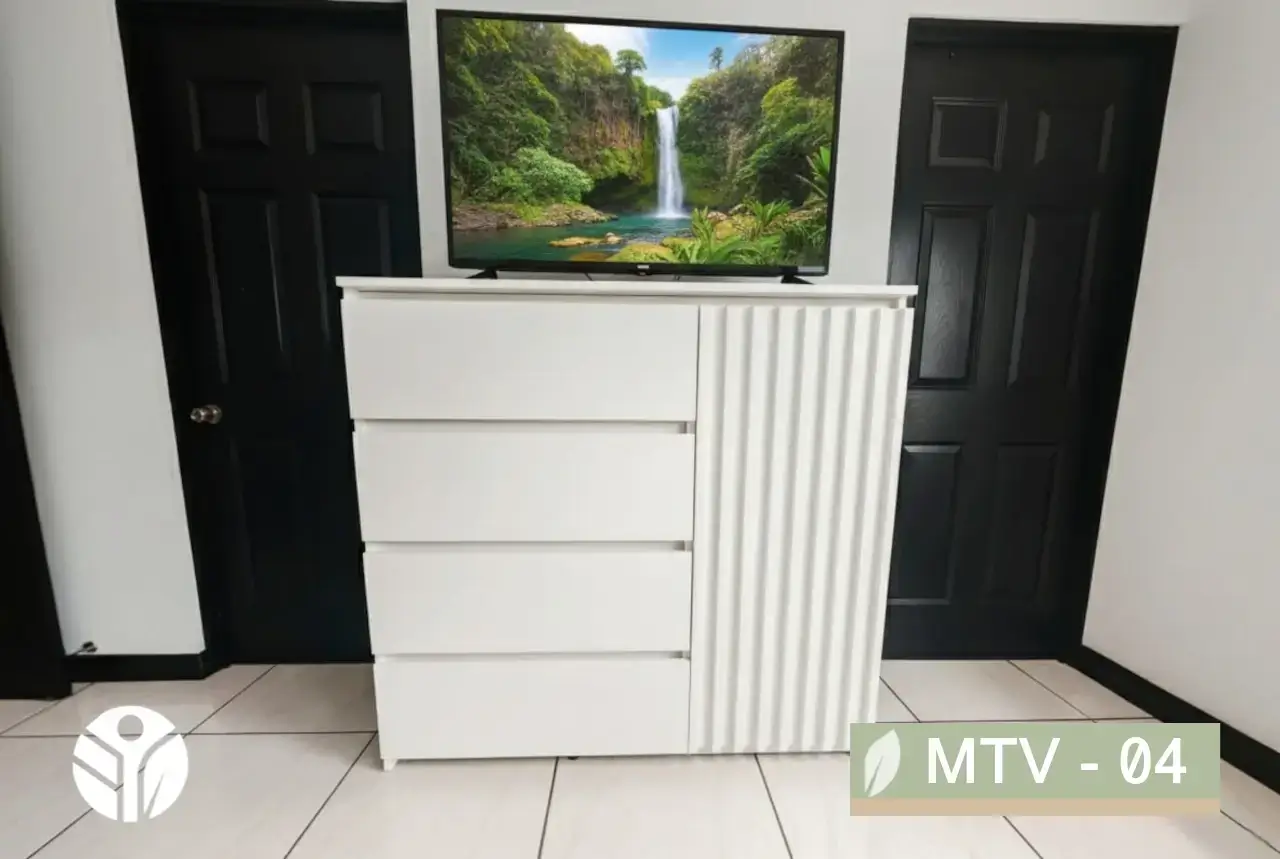 Vista frontal de mueble para TV en melamina blanca con panel ranurado y 4 gavetas, Costa Rica