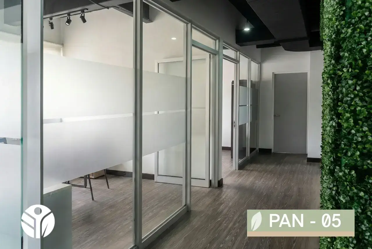 Divisiones de vidrio para oficina con franja sandblast y perfiles de aluminio Tecni en Costa Rica.