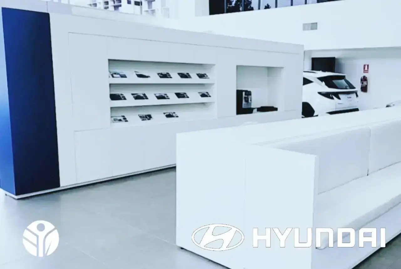 Conjunto de mobiliario comercial blanco con banca de espera y mostrador de pared Tecni en Costa Rica.