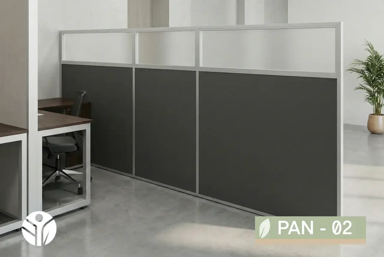 División de oficina gris oscuro con vidrio sandblast y perfilería de aluminio de Tecni en Costa Rica.