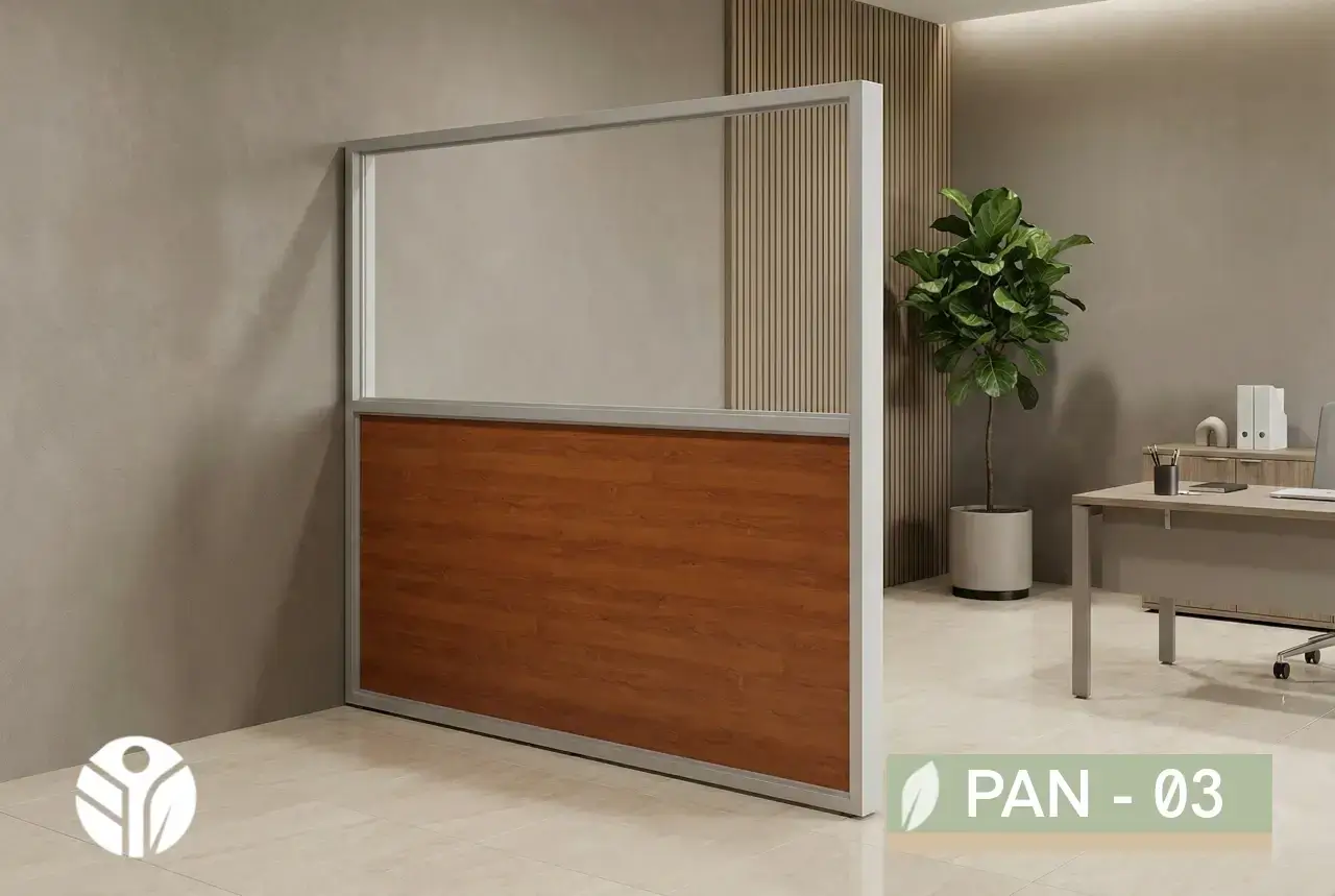 Panel de oficina con acabado madera, vidrio claro y estructura de aluminio.