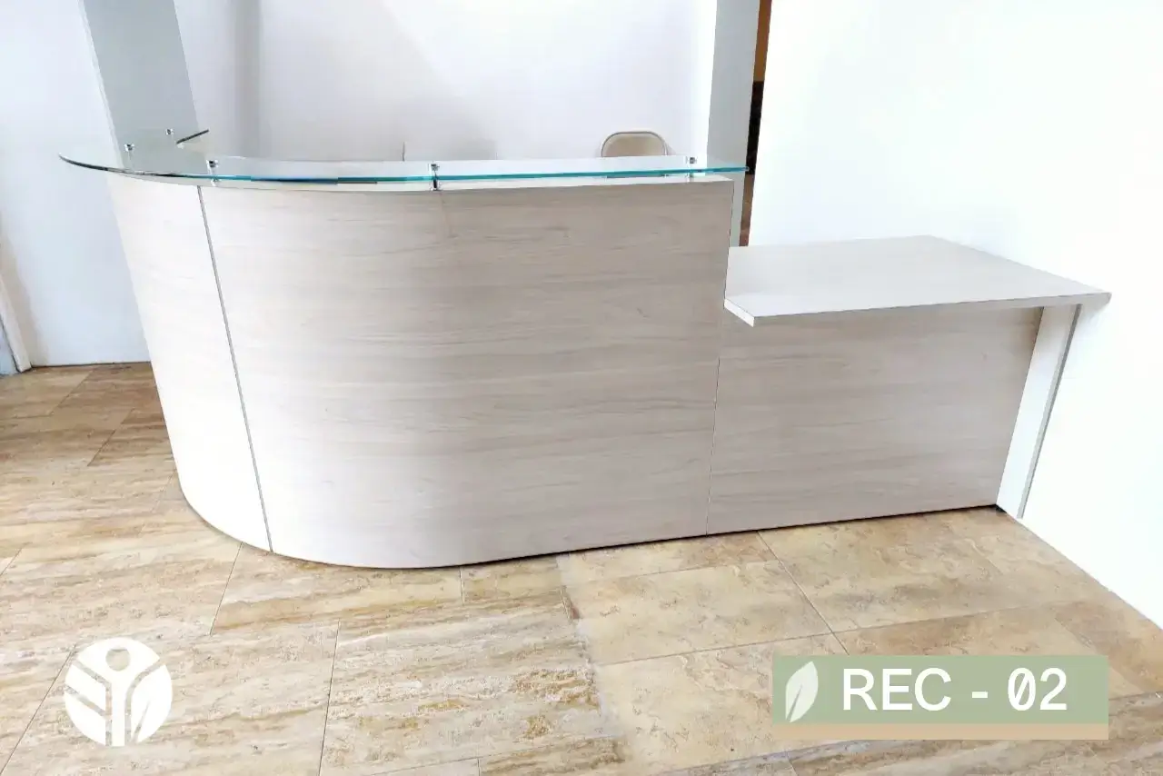 Mostrador de recepción curvo con panel tono madera clara y cubierta de vidrio, estilo minimalista, Costa Rica