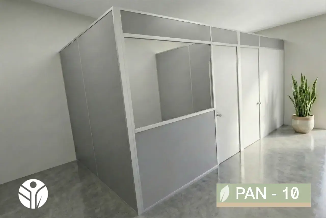 Paneles divisorios grises con marco de aluminio, ventanas de vidrio y puertas para oficina.