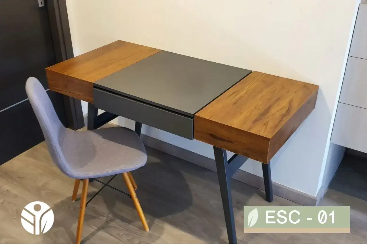 Escritorio oficina compacto con laterales tono madera, sobre grafito y cajón frontal, estructura de metal negro, Costa Rica