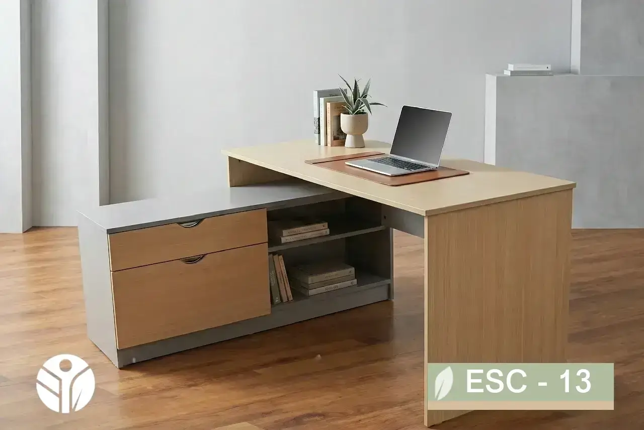 Escritorio en madera clara con módulo lateral gris, cajones cerrados y repisas internas, Tecni Costa Rica