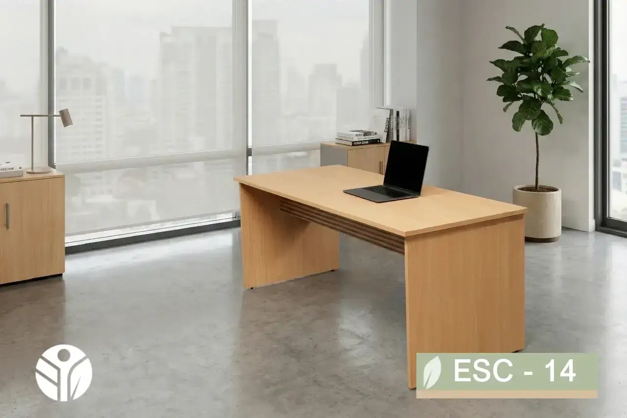Escritorio en madera clara con panel frontal acanalado, ambiente de oficina moderna, Tecni Costa Rica