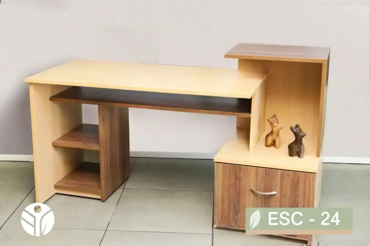 Escritorio en madera clara con repisas laterales y módulo lateral con cajón inferior, Tecni
