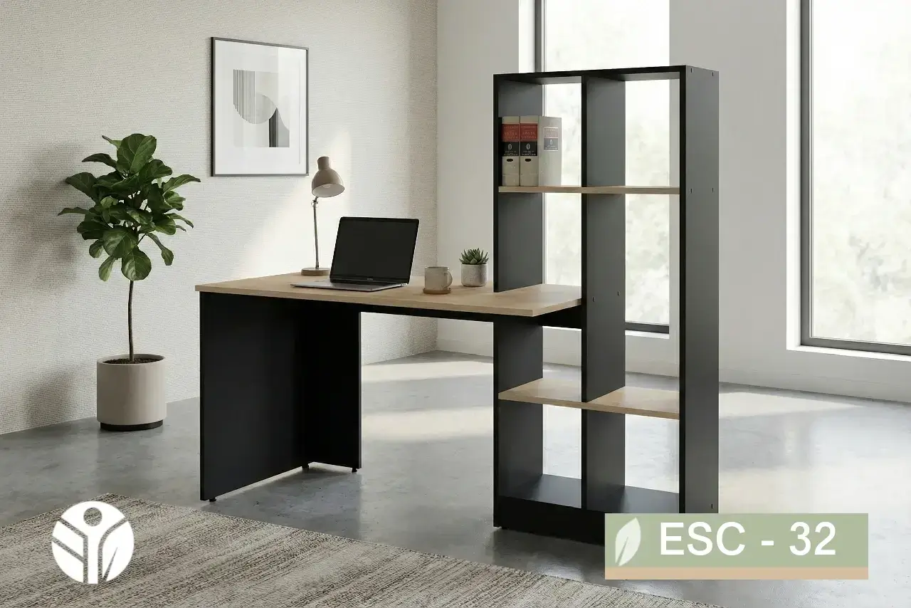 Escritorio de oficina con cubierta en madera clara, panel negro y librero tipo cubos integrado, Costa Rica