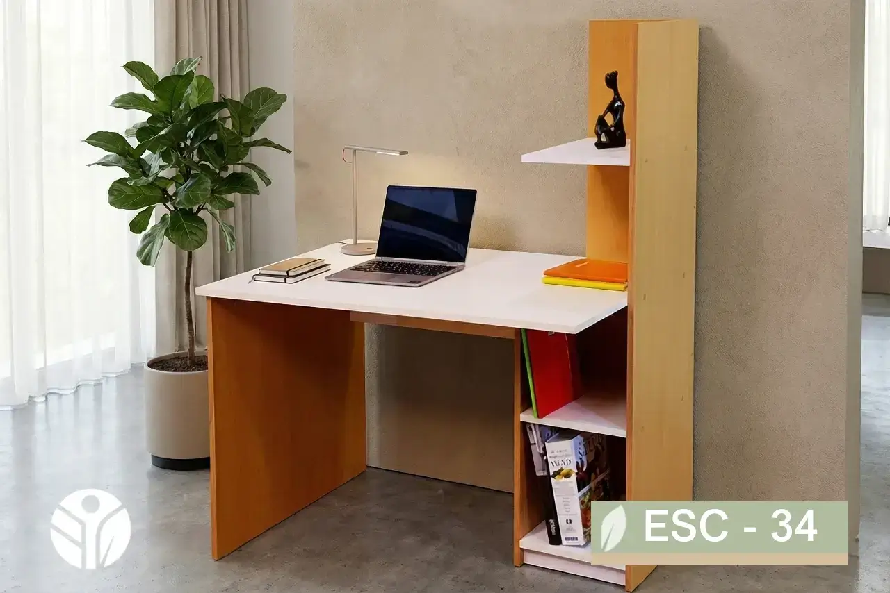 Vista lateral de escritorio con estantería vertical y repisa superior, acabado madera clara