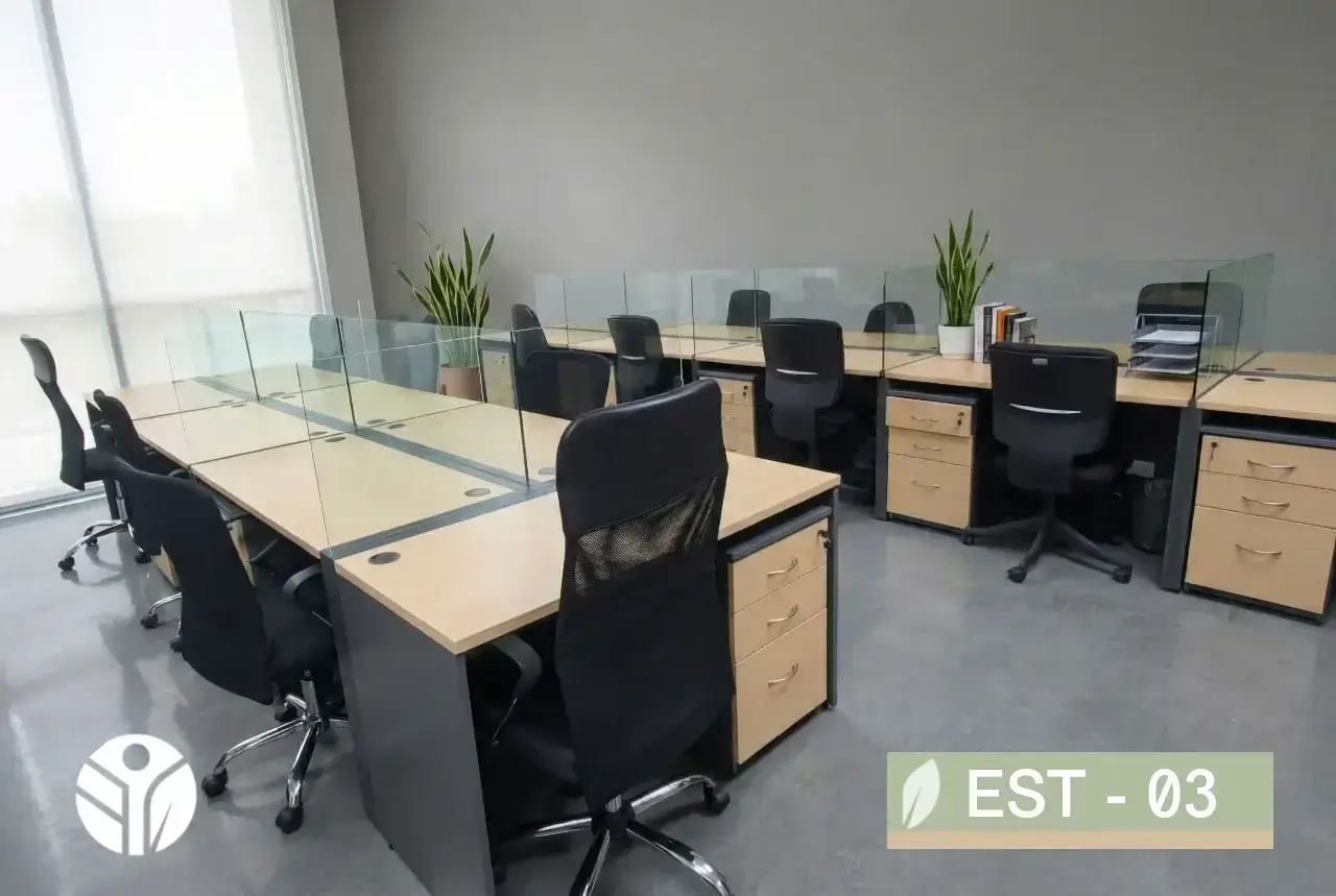 Estaciones de trabajo abiertas con sobres en madera clara, divisores de vidrio y cajoneras, Tecni Costa Rica