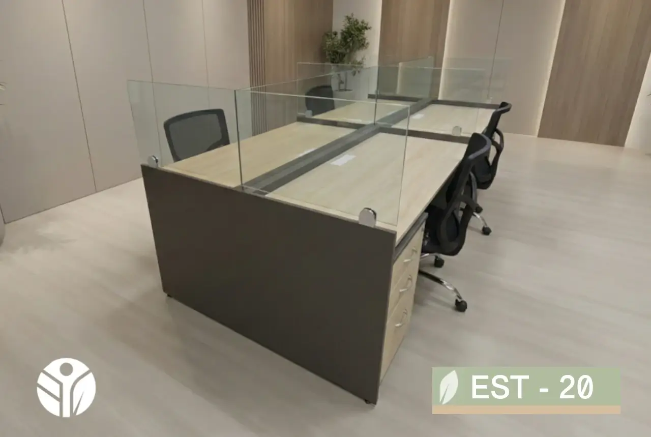 Estaciones de trabajo 4 puestos con paneles de vidrio, sobre madera clara y cajoneras, Costa Rica
