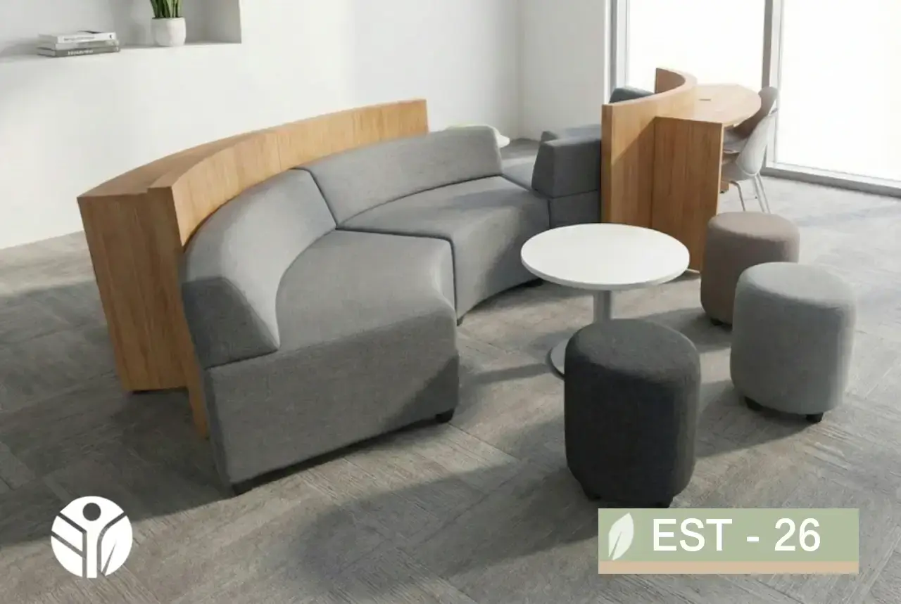 Mueble de recepción o espera curvo en madera y tela gris con iluminación natural Costa Rica