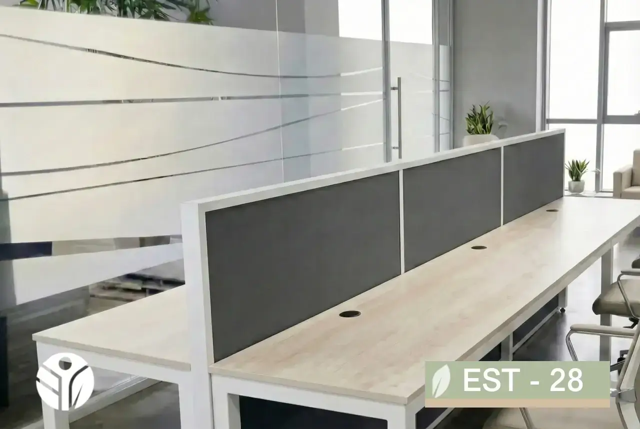Estación de trabajo multipuesto con panel divisor gris y pasacables, diseño moderno para oficina en Costa Rica