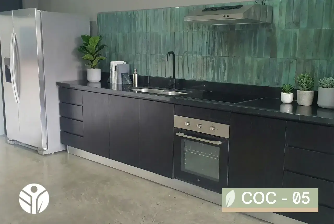 COC-05 cocina lineal a medida en acabado negro con cubierta negra, horno empotrado y salpicadero verde – Costa Rica