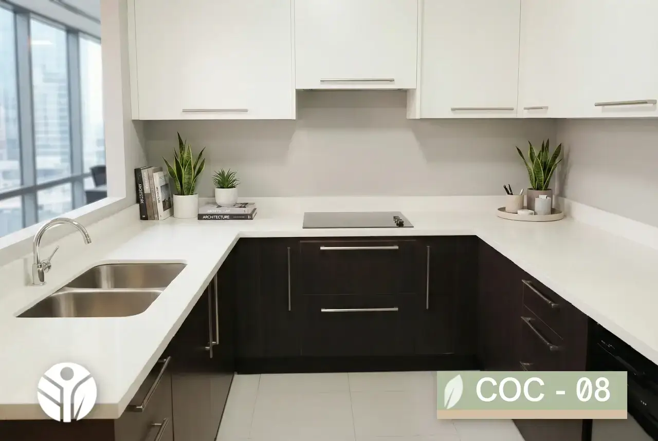 Cocina en U con gabinetes blancos superiores, muebles inferiores negros, cubierta blanca tipo cuarzo y fregadero doble de acero, Costa Rica