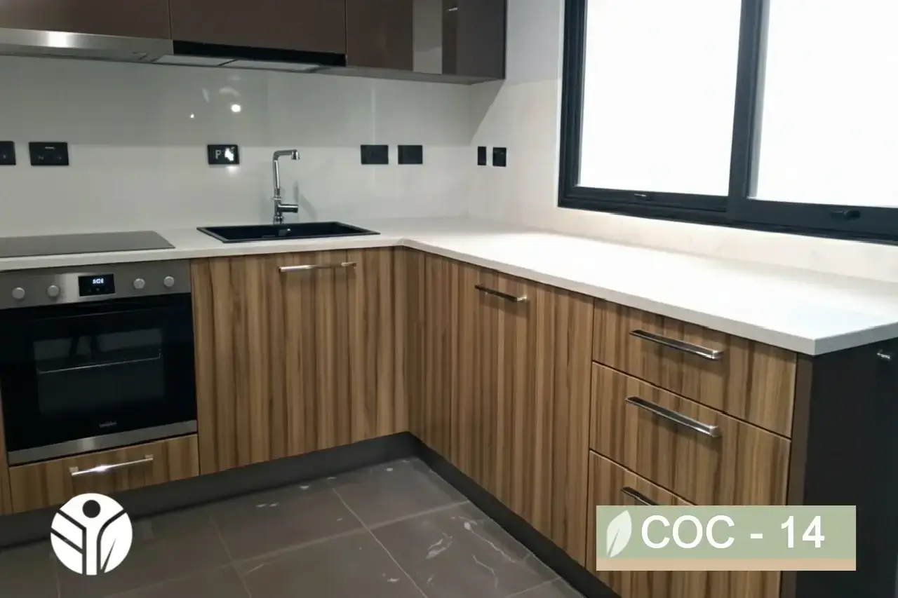 Cocina en L con madera veteada, aéreos marrón brillante, cubierta blanca y fregadero negro, Costa Rica