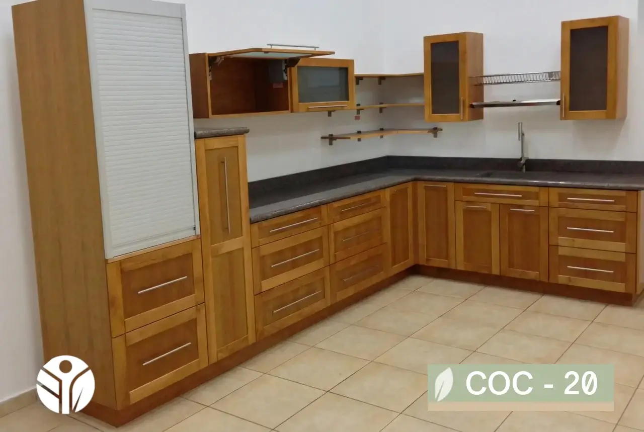 Cocina en L en madera natural con cubierta oscura y pantry con persiana, Costa Rica