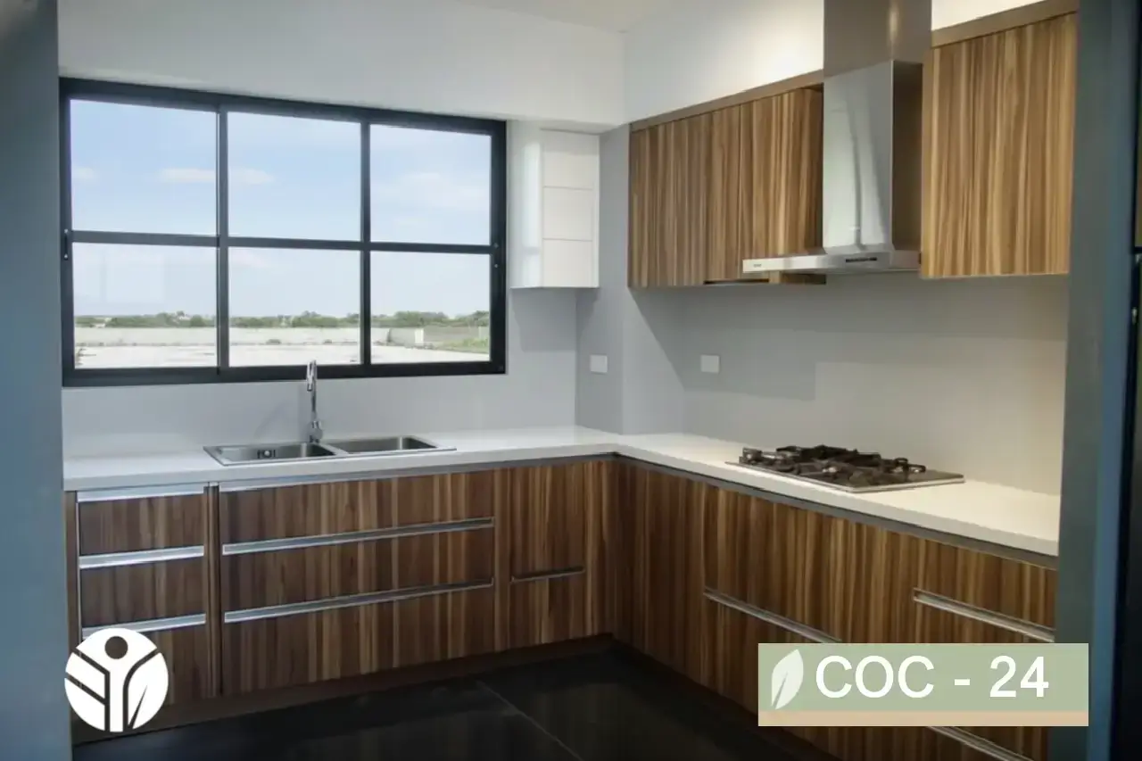 Cocina en L con acabado madera veteada, cubierta blanca, estufa de gas y campana en acero, con ventanal grande, Costa Rica