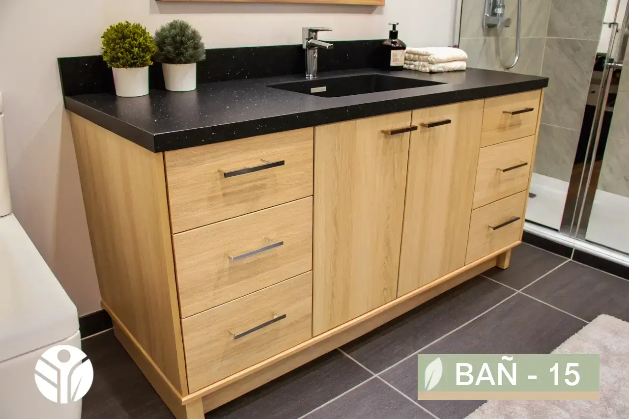 Mueble de baño en roble claro con cubierta negra y lavamanos rectangular negro, vista en ángulo