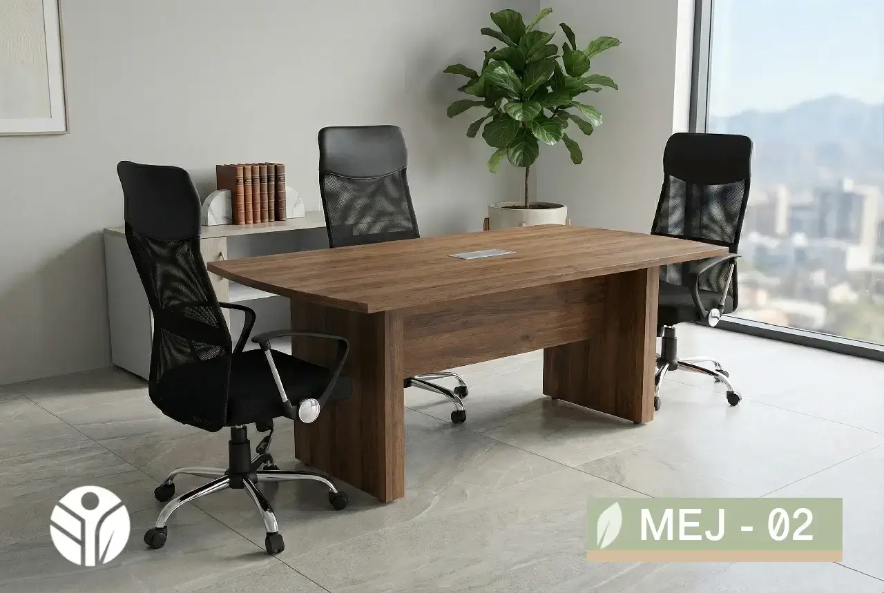 Mesa de juntas rectangular en madera tono nogal con pasacables central, en sala de reuniones moderna en Costa Rica