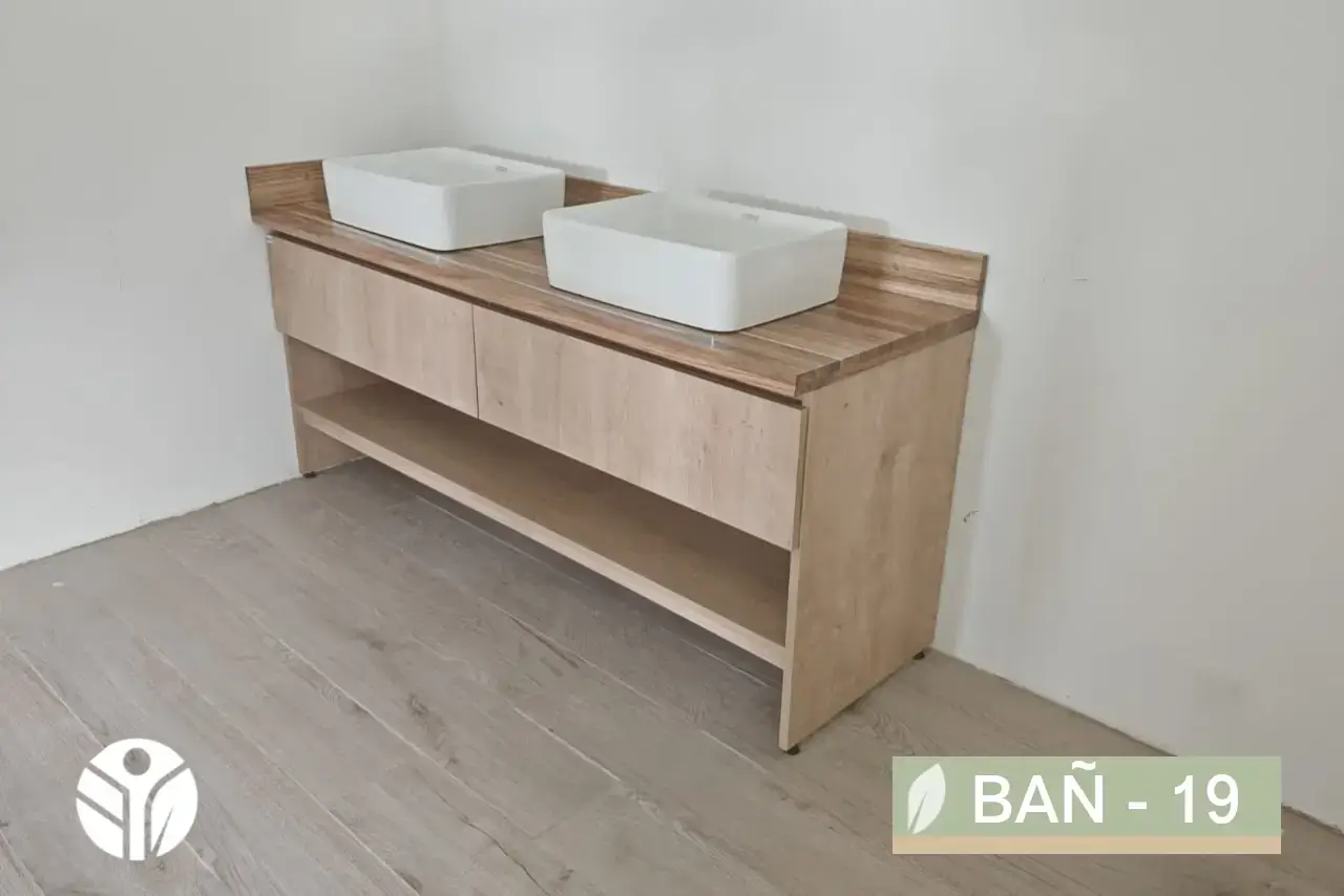 Mueble de baño doble con lavamanos rectangulares blancos sobre cubierta tipo madera, Costa Rica