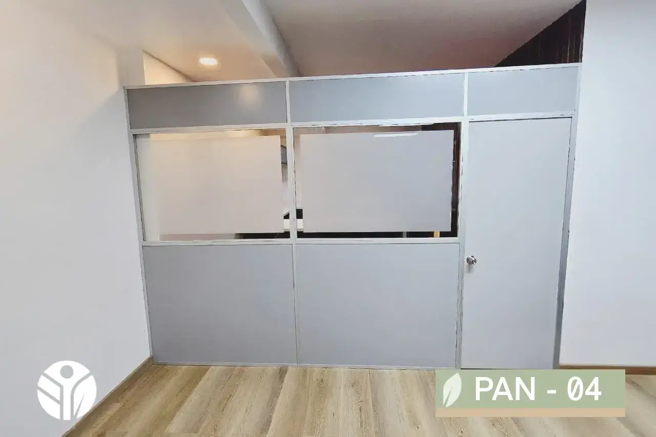 Panel divisorio gris claro con vidrio sandblast y puerta blanca cerrada para oficina en Costa Rica.