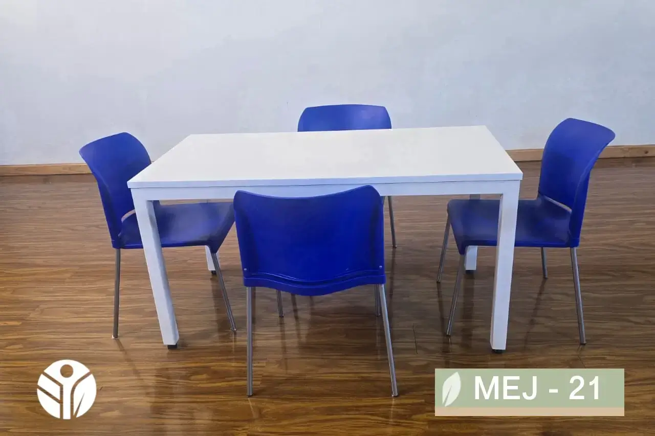 Vista frontal de mesa blanca minimalista y sillas azules con patas metálicas para empresas en Costa Rica.