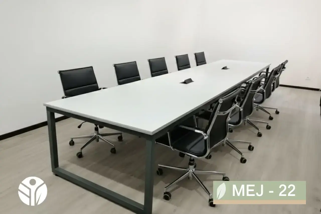 Mesa de juntas larga blanca con estructura de metal y sillas ejecutivas negras en Costa Rica.