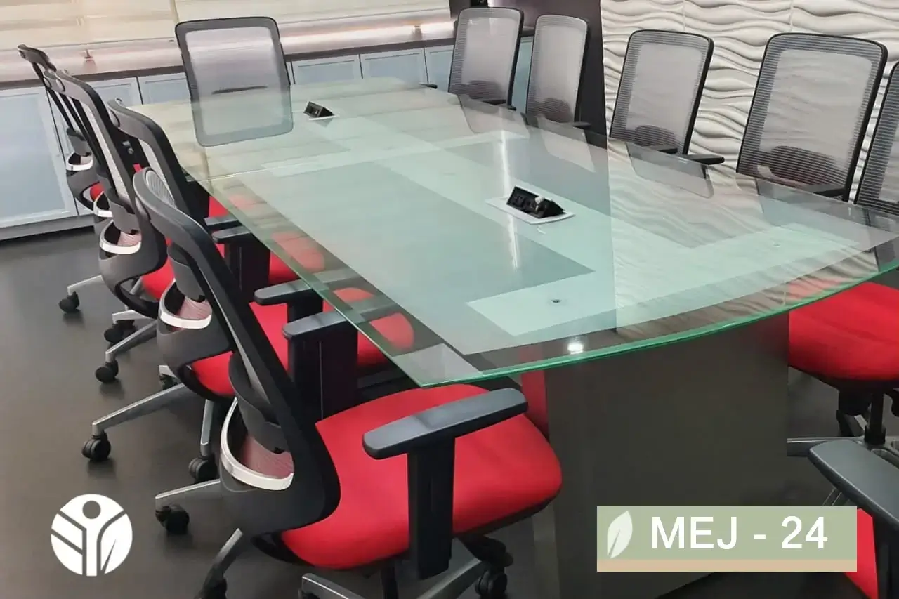 Detalle de mesa de juntas con conectividad integrada y sillas ergonómicas rojas de oficina Tecni.