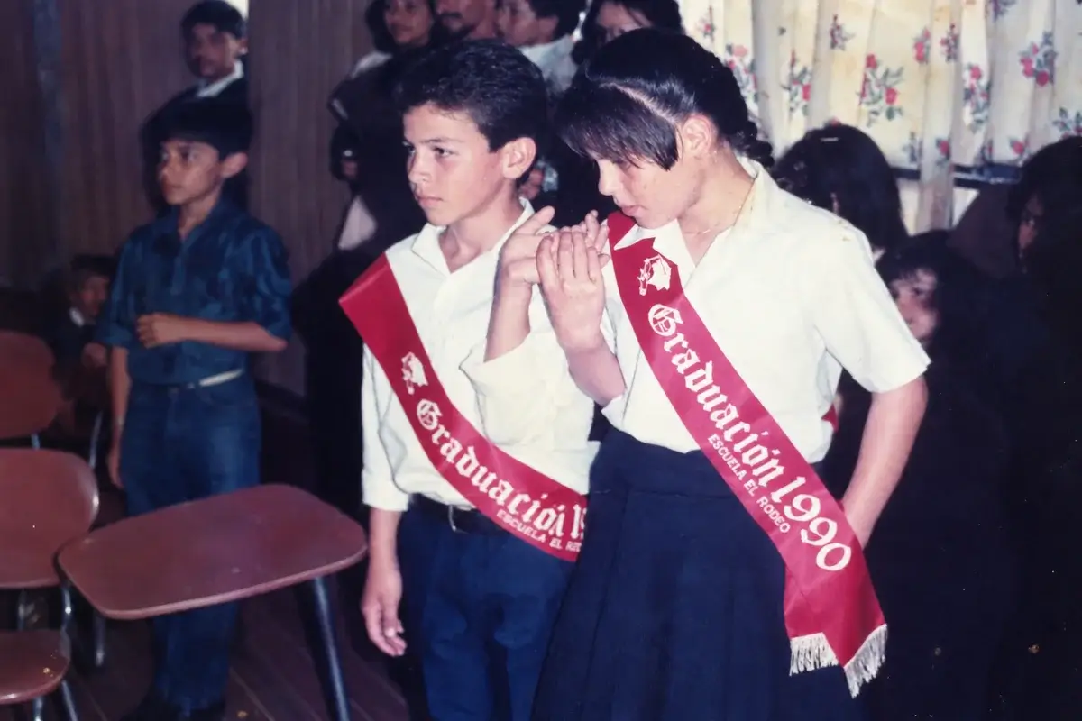 Jose Navarro en su graduacion de la Escuela El Rodeo en 1990, con banda de graduacion